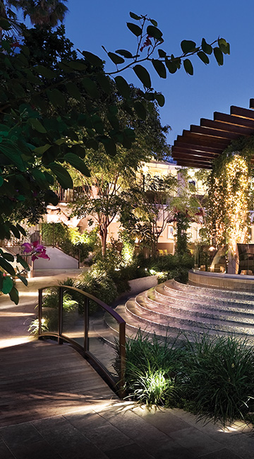 Cavatina restaurant at Sunset Marquis show at night